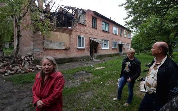 Residents of a house in the residential settlement Malaya Vergunka ruined by a Ukrainian air raid. - Sputnik International