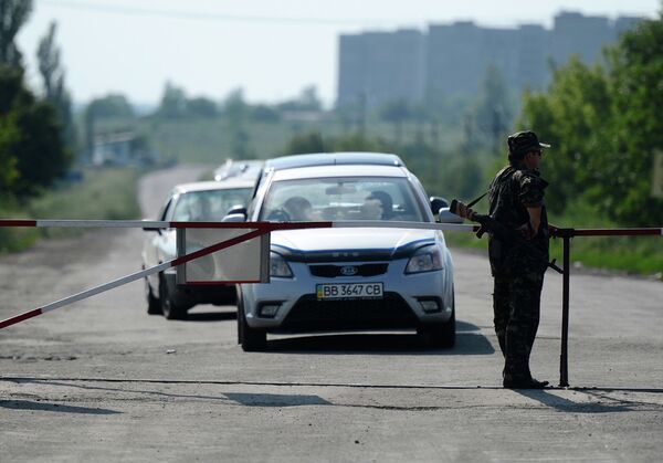 Vehicles at a border checkpoint on the Russian-Ukrainian border - Sputnik International