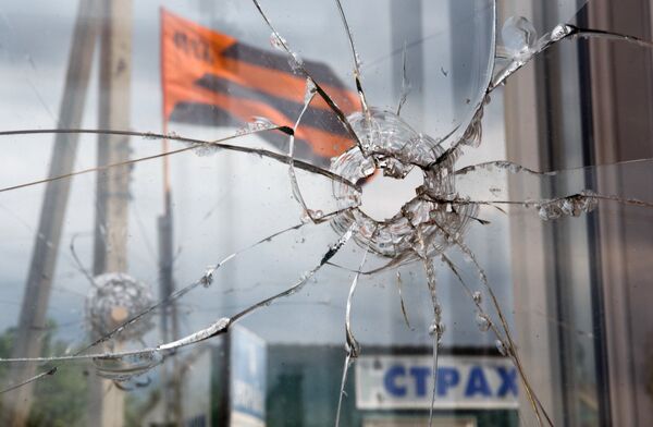 A window broken by a bullet at the border check point Izvarino, Lugansk Region. - Sputnik International