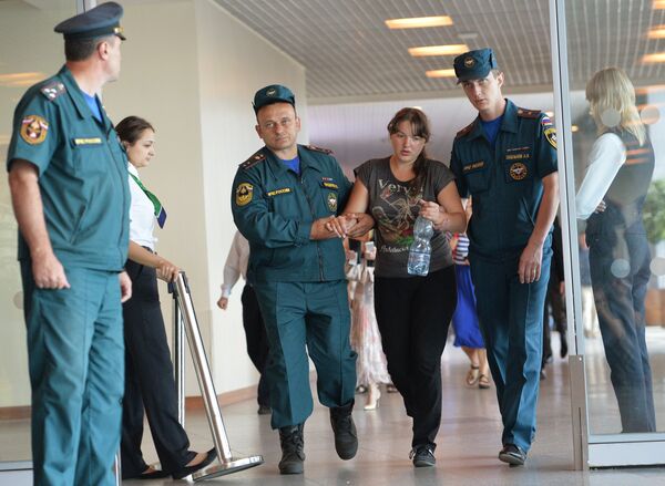 Employees of the Russian Emergencies Ministry help Ukrainian refugees upon their arrival in Moscow. - Sputnik International