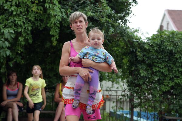 Ukrainian Refugees: woman embraces a baby next to temprorary accommodation in Rostov-on-Don - Sputnik International