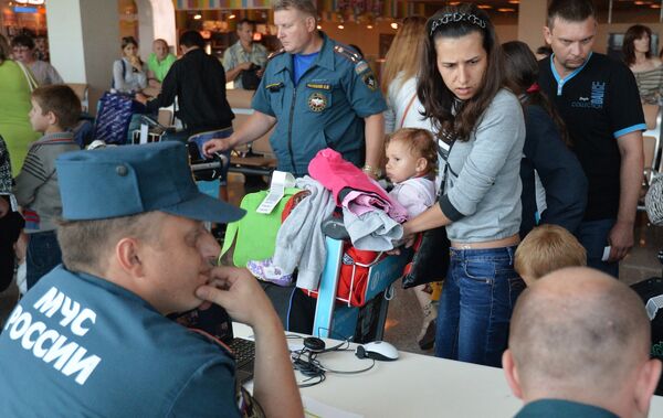 Ukrainian refugees arrive in Moscow aboard Russian Emergencies Ministry plane - Sputnik International
