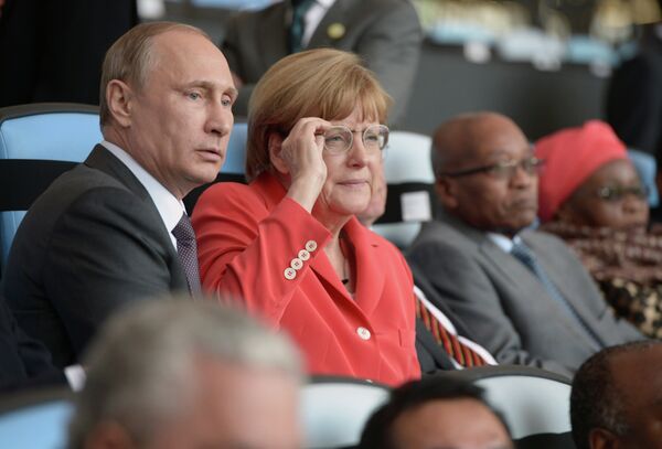 Vladimir Putin and Angela Merkel watching the 2014 World Cup final between Germany and Argentina - Sputnik International