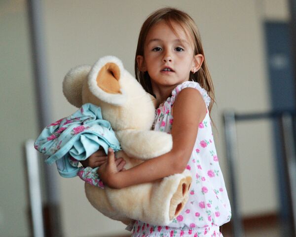 Ukranian refugee girl brought to Moscow - Sputnik International