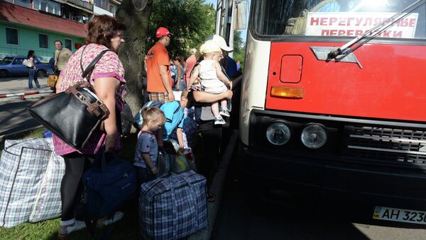 Refugees From Donetsk Region Boarding a Bus to Russia - Sputnik International