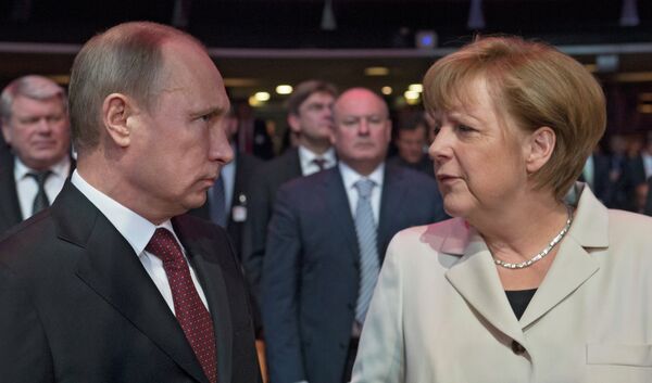 Russian President Vladimir Putin and German Chancellor Angela Merkel - Sputnik International
