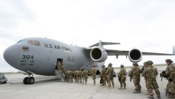 American servicemen prepare to board a military aircraft bound for Afghanistan in Manas airport in Kyrgyzstan in 2011. - Sputnik International