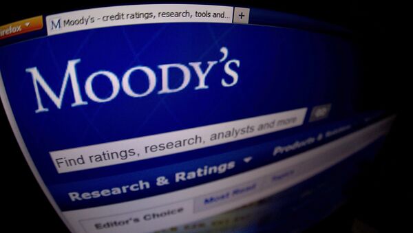 Moody's downgraded Russia's credit rating to Baa2 from Baa1. - Sputnik International