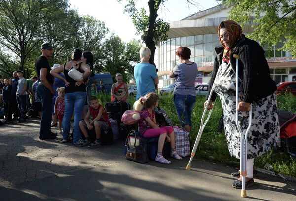 Refugees From Donetsk Region Waiting Buses From Donetsk to Russia - Sputnik International
