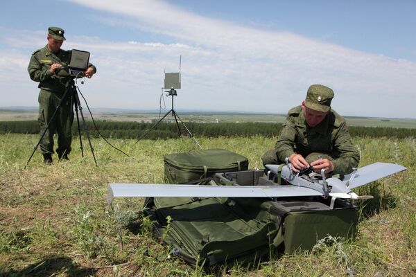Servicemen prepare a Zastava unmanned aerial vehicle for launch - Sputnik International