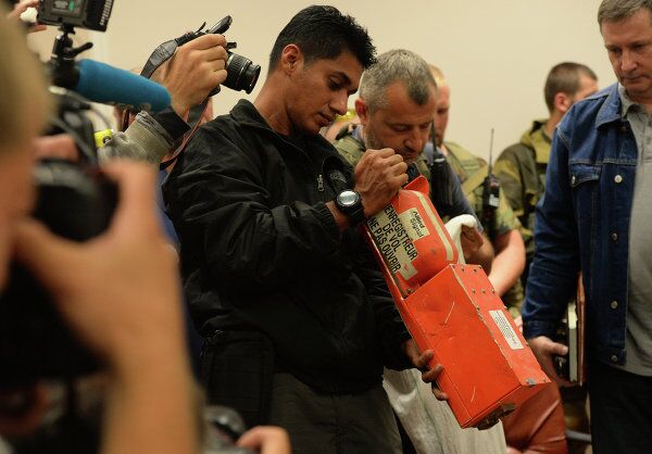 Malaysian experts receive flight recorders of crashed B-777 airliner Malaysian experts receive flight recorders of crashed B-777 airliner - Sputnik International