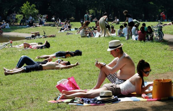 People lie and sunbathe at a park in Tokyo, Sunday, June 1, 2014 - Sputnik International