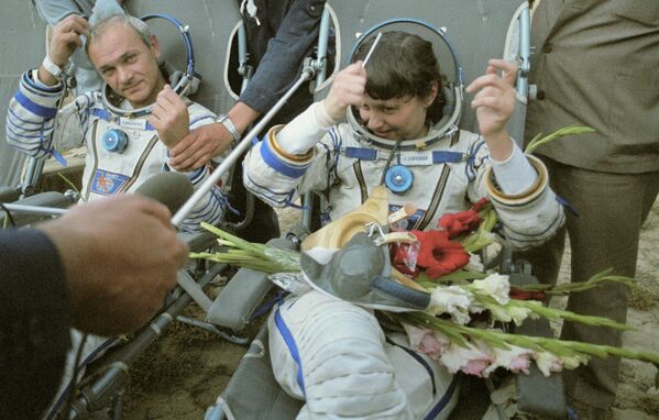 Astronaut-pilots Vladimir Dzhanibekov and Svetlana Savitskaya - Sputnik International