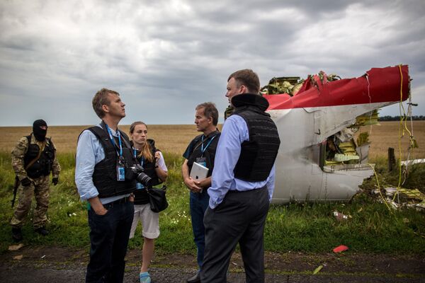 OSCE experts at the crash site of Malaysian MH17 plane - Sputnik International