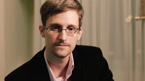 Snowden: “They've [NSA, CIA] got a team of guys whose job is just to hack me,” - Sputnik International
