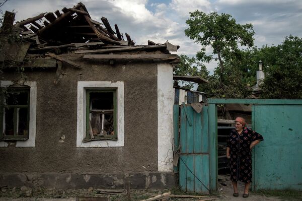 Luhansk resident near her house destroyed during Ukrainian army's artillery attack - Sputnik International