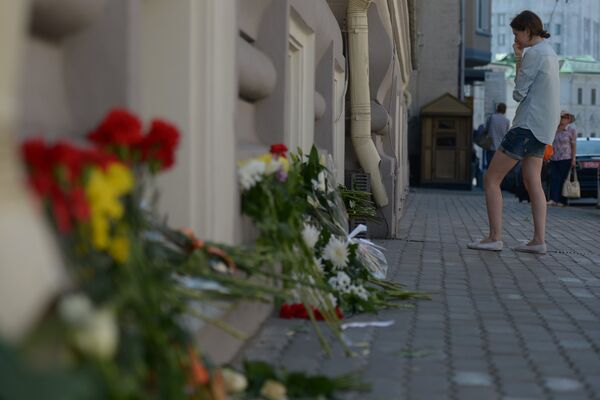 Flowers at the Netherlands Embassy in Moscow in Memory of the Dead Passengers and Crew Members of Malaysian Airlines Boeing 777 - Sputnik International