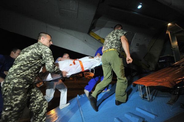 Russian Border Guards transporting injured Ukrainian soldier - Sputnik International