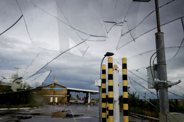 Izvarino border crossing point after shelling - Sputnik International