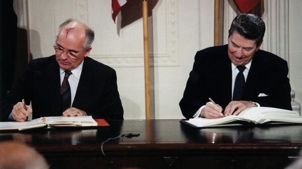Михаил Горбачев и Рональд Рейган подписывают Договор о ликвидации ракет средней и малой дальности 1987  - Sputnik International