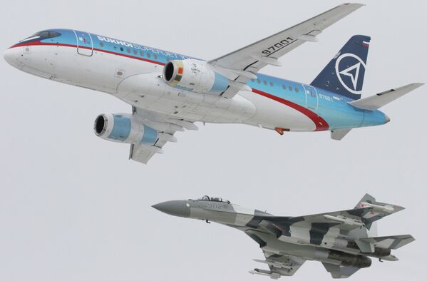 The Sukhoi SuperJet-100 (above) and the Sukhoi Su-35 multirole air superiority fighter - Sputnik International