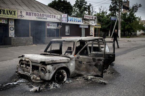 Ukraine: Burnt car in Luhansk street - Sputnik International