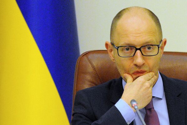 Prime Minister Arseniy Yatsenyuk's People's Front party on Monday morning continues to lead slightly in the Ukrainian parliamentary elections with just over 30 percent of the ballots counted. - Sputnik International