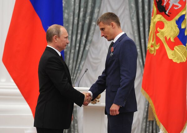 President Vladimir Putin (left) and correspondent of the LifeNews TV Channel Oleg Sidyakin at the ceremony of presenting government awards and diplomas on honorary titles to outstanding citizens of Russia in the Kremlin - Sputnik International