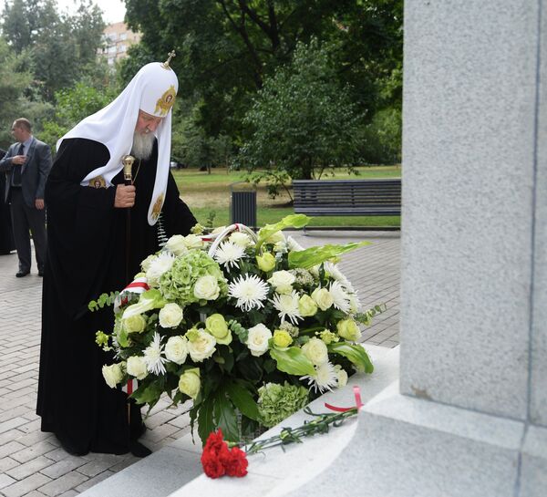 Patriarch Kirill laying flowers at the monument to the fallen heroes of the First World War on Poklonnaya Gora - Sputnik International