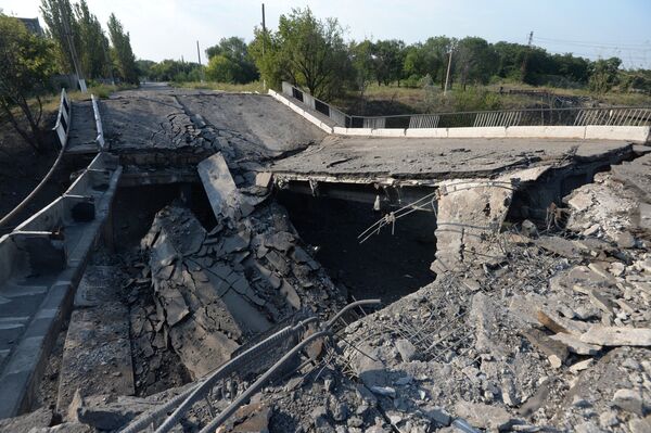 Blown-up bridge in Ukraine's Horlivka city - Sputnik International