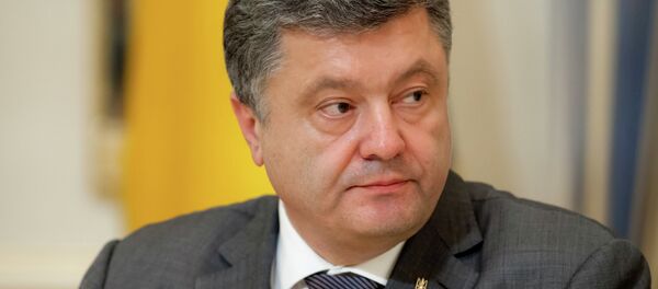 Ukrainian President Petro Poroshenko suggested in a telephone conversation with the US Secretary of State suggested to continue negotiations on the eastern crisis - Sputnik International