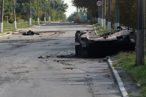 Civilians in Shakhtarsk Fear Ukrainian Artillery, Dwell in Bomb Shelters - Sputnik International
