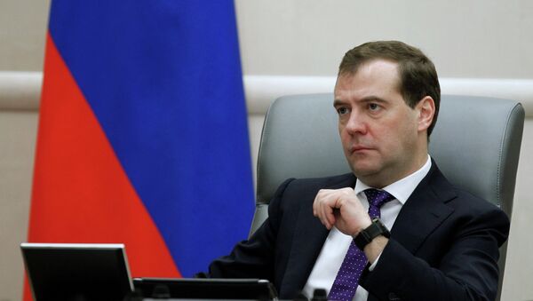 Prime Minister Dmitri Medvedev said Tuesday that the government and the Central Bank agreed that limits on the purchase and sale of foreign currency would be unacceptable. - Sputnik International
