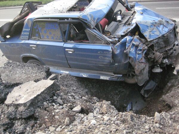 Driver from Donetsk claims he narrowly escaped a missile which hit the road - Sputnik International