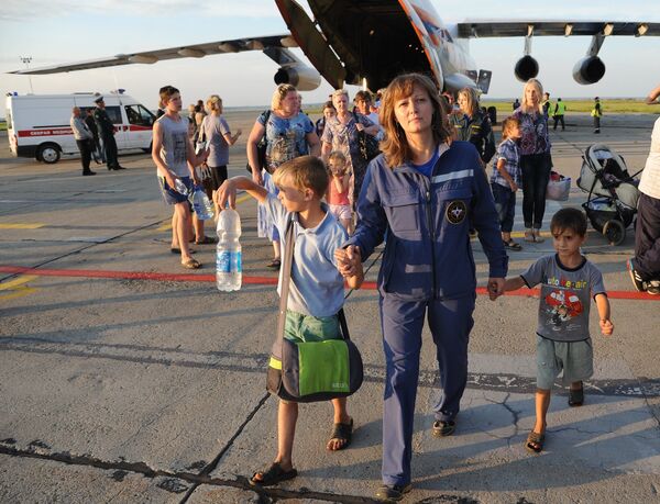 EMERCOM aircraft carrying Ukrainian refugees arrives in Russia's Chelyabinsk - Sputnik International