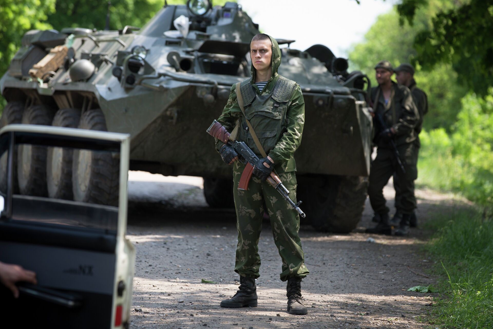 Ukrainian government soldiers guard a checkpoint near Kramatorsk, eastern Ukraine, Wednesday, May 14, 2014 - Sputnik International, 1920, 10.04.2022