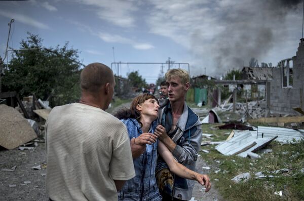 People after Ukrainian forces shelled the city of Luhansk - Sputnik International