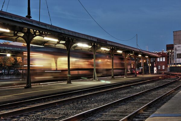 A train starts moving at Portland train station - Sputnik International