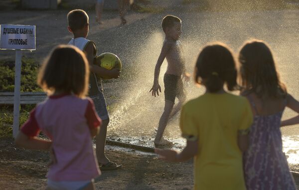 Ukrainian children, playing at a refugee camp in the Rostov area - Sputnik International