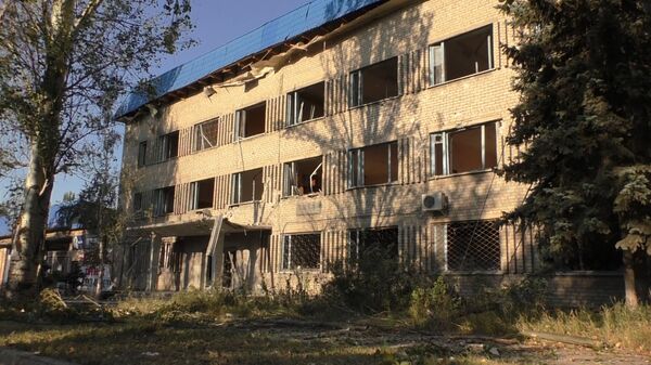 Aftermath of Ukrainian Airstrike on Donetsk: Roads Battered, Windows Broken - Sputnik International