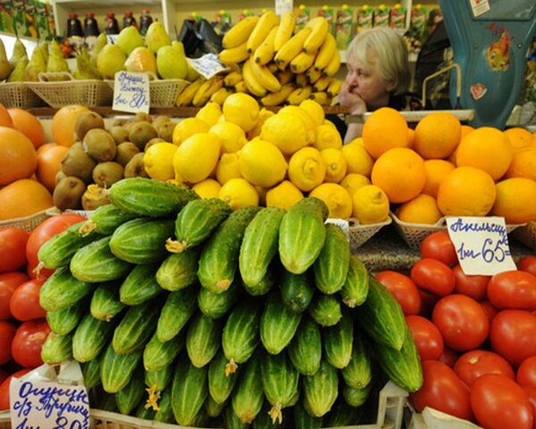 Fruits and vegetables for sale at a grocery store - Sputnik International