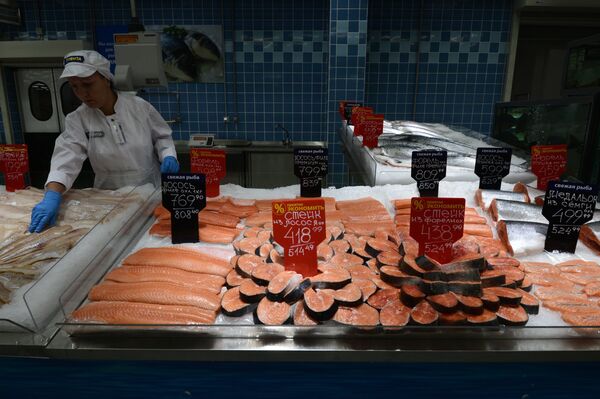 A saleswoman, selling fish in a Russian supermarket. - Sputnik International