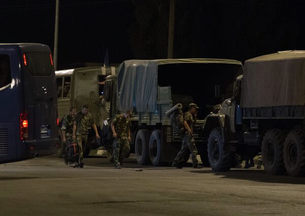 Ukrainian servicemen transferred to the Ukrainian side at the Veselo-Voznesensk checkpoint in the Rostov Region - Sputnik International
