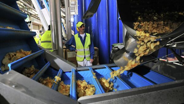 An employee supervising production of potato snacks at the PepsiCo plant in Azov. - Sputnik International