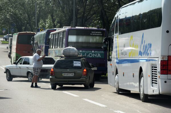 Busses and cars with refugees heading from Donetsk to Russia - Sputnik International