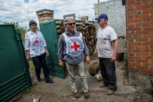 Members of the Red Cross mission from Donetsk visit people of the Cherevkovka village, hit by explosions. - Sputnik International