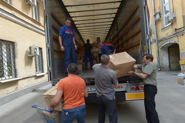 Workers loading into a truck humanitarian aid for residents of eastern Ukraine - Sputnik International