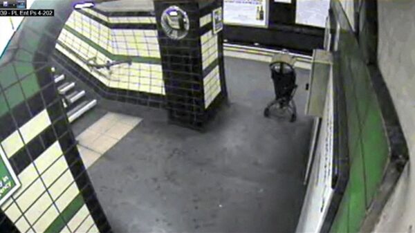 Baby in Buggy Blown Onto London Subway Tracks. CCTV Footage - Sputnik International