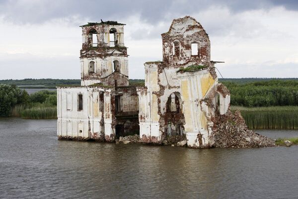 Ruin of a church in the flooded area of Rybinsk reservoir - Sputnik International