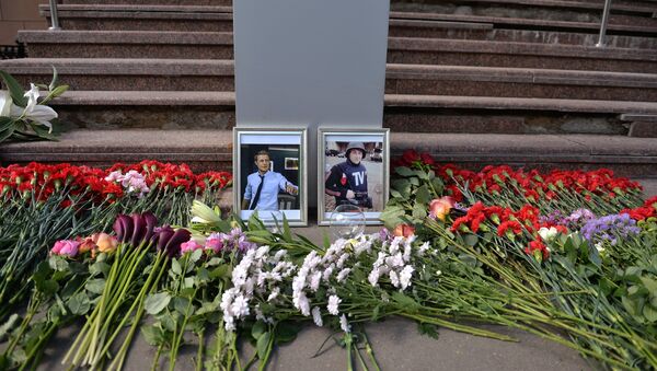 Flowers in front of VGTRK building in memory of journalists, killed in the Ukraine - Igor Kornelyuk and video engineer Anton Voloshin. - Sputnik International